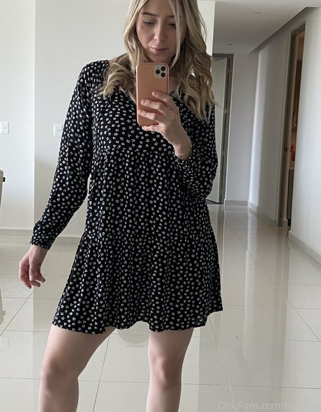 asian girlfriend onlyfans erotic image