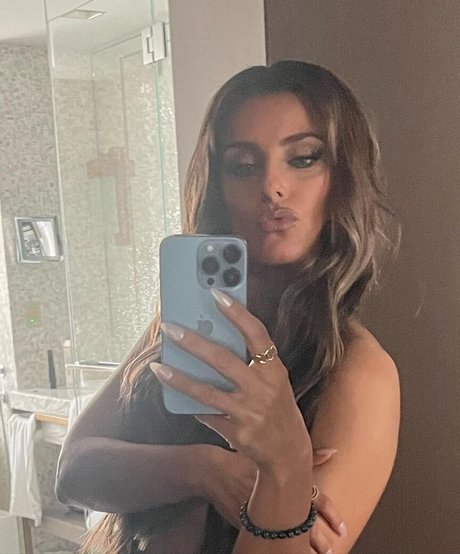 Nelly Furtado pretty model pic