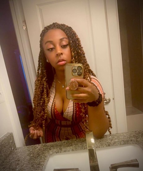 JazzyGuns erotic model image