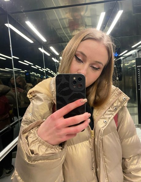 lolalovve naked model gallery