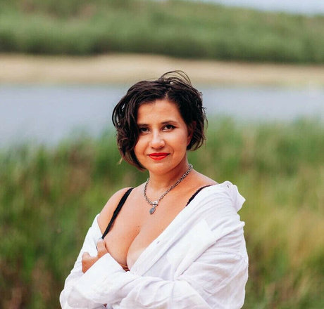 curvy shemale onlyfans naked picture