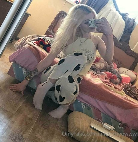 skinny tyan model sexy pic