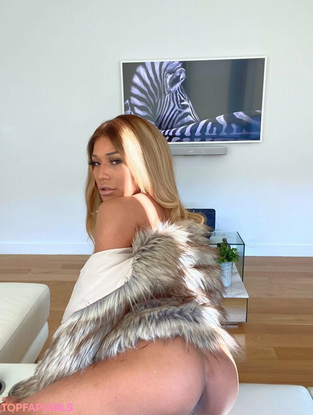 thessupreme model nude picture