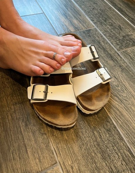 Brooke Jones naked actress pics