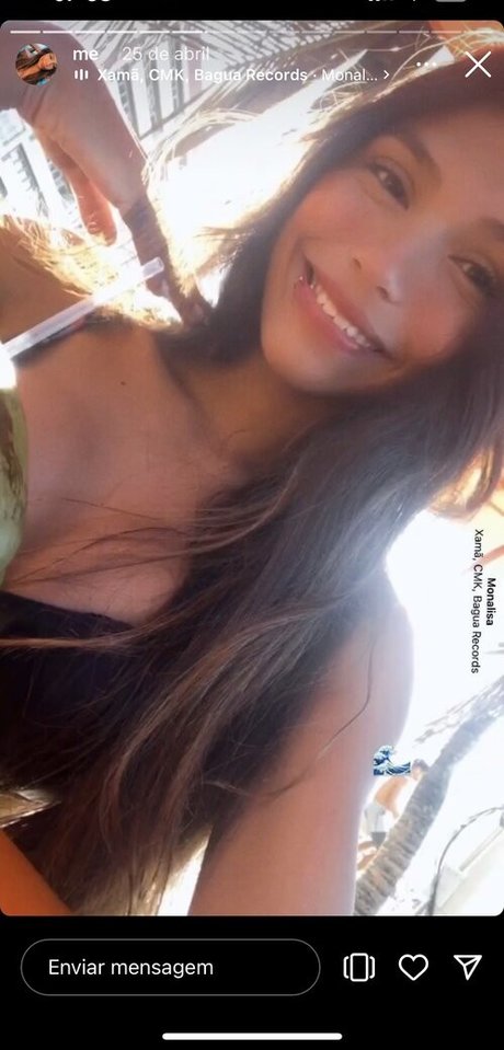 Julia Carneiro hot model image