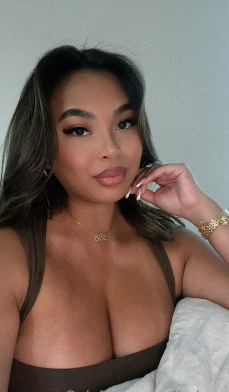 Linda Vo exclusive star pictures