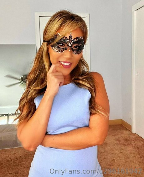 naughtydiamond11 free model galleries