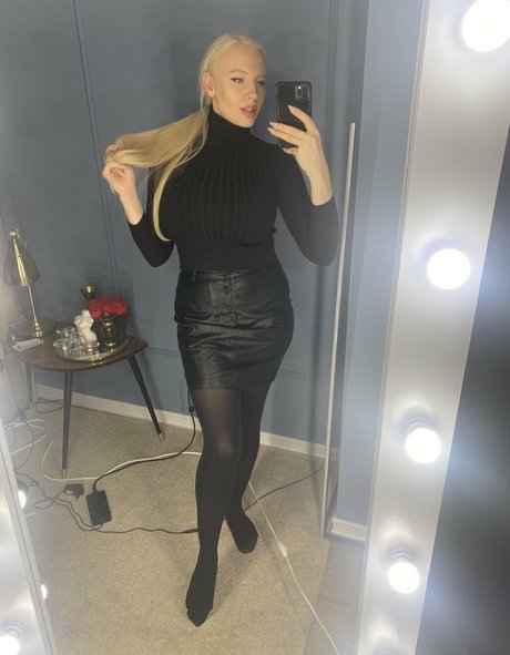 girl on girl onlyfans erotic images