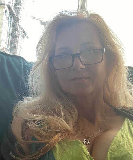 Corrinne Wicks star hot pic