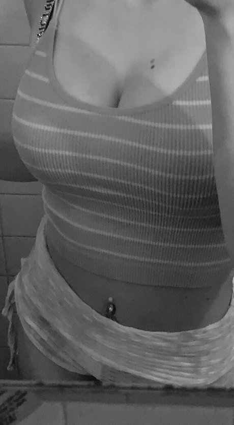 FrontDeskLady nice model pic