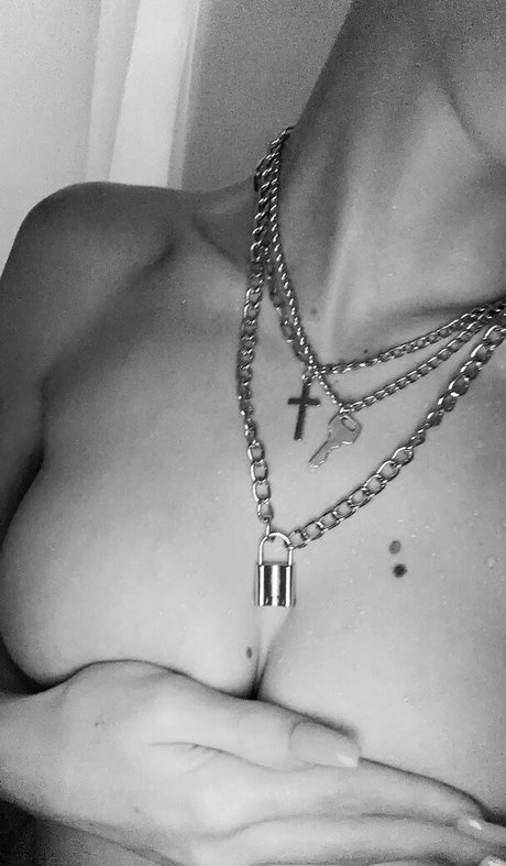 FrontDeskLady pornographic model archive