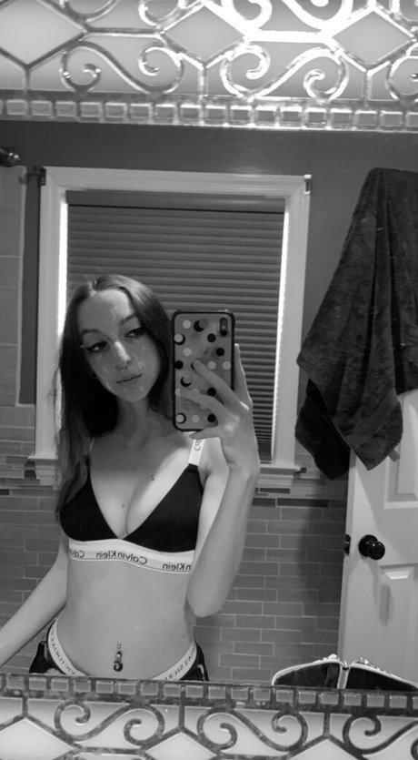 FrontDeskLady model sexy photos