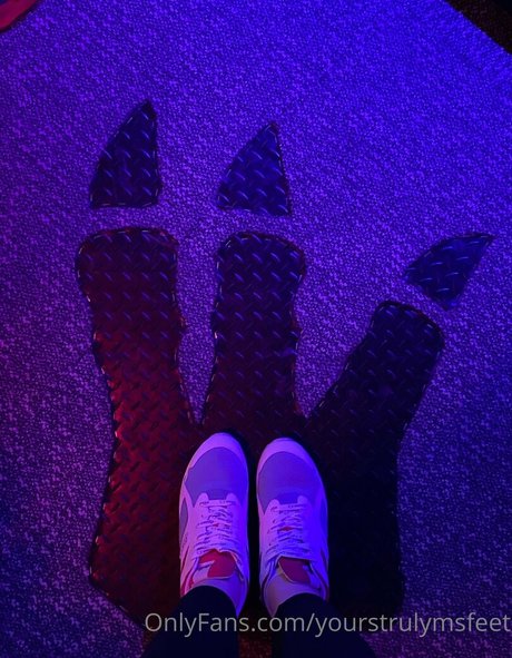 yourstrulymsfeet model art photos