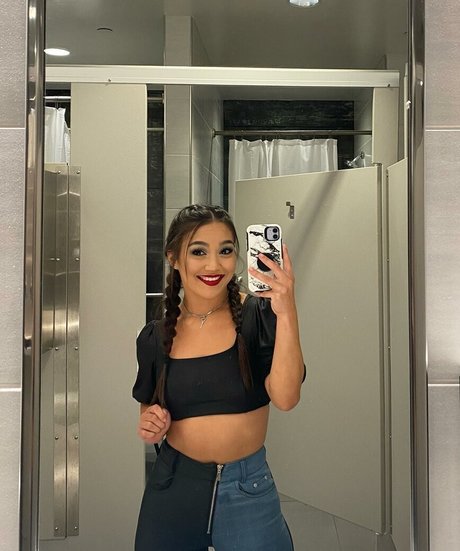 Roxanne Perez model nice image