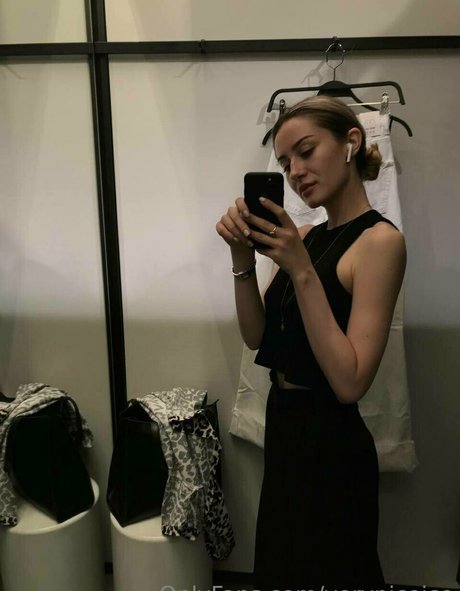 female influencer onlyfans art naked image