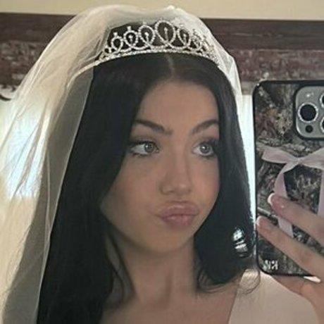 imhollyday adult model images