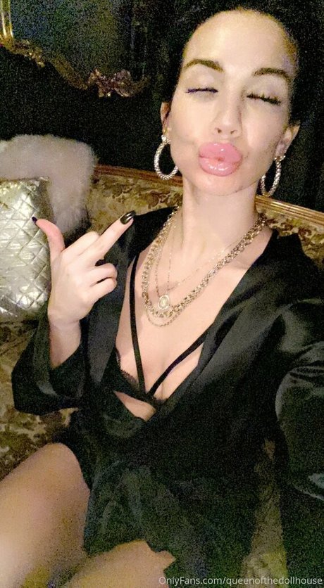 queenofthedollhouse hot pornstar picture