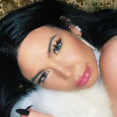 queenofthedollhouse exclusive actress pictures