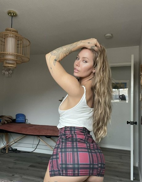 nicoleanistonxo model picture