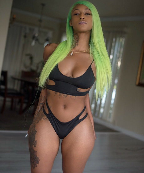 Mizz Twerksum model exclusive pic