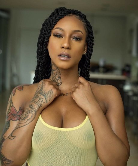 Mizz Twerksum model nude photos