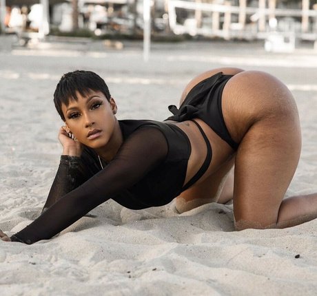 Mizz Twerksum pornstar nude pictures