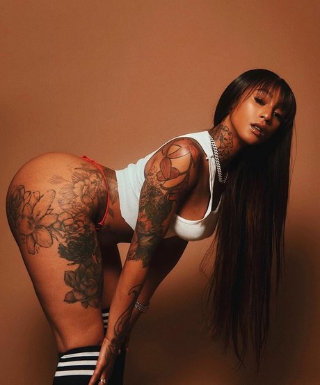 Mizz Twerksum erotic star img