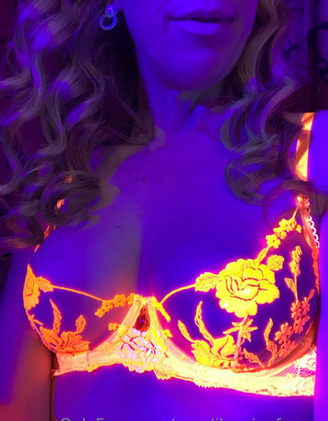 girl on girl onlyfans hot picture