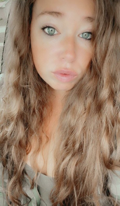 Ivy Mia beautiful actress image