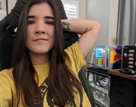 AnneMunition naked model picture