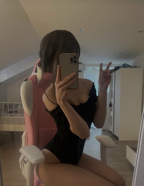 Bnniesxo model top picture