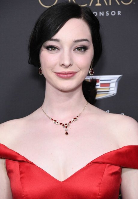Emma Dumont model top images