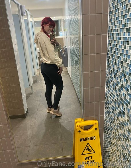 momocoloured erotic star img