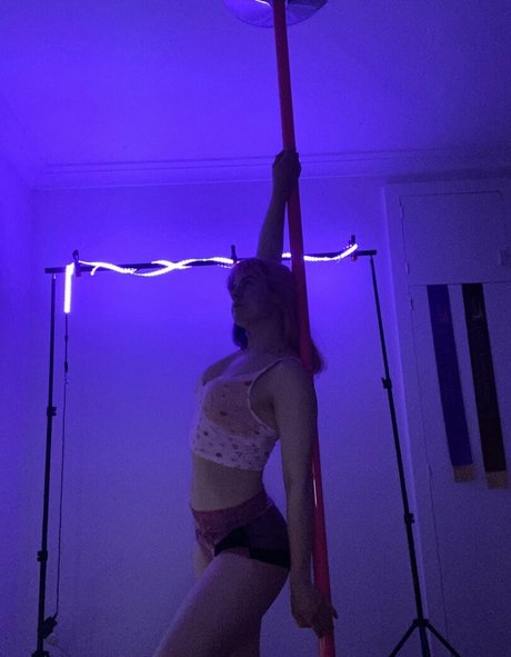 momocoloured top star pic