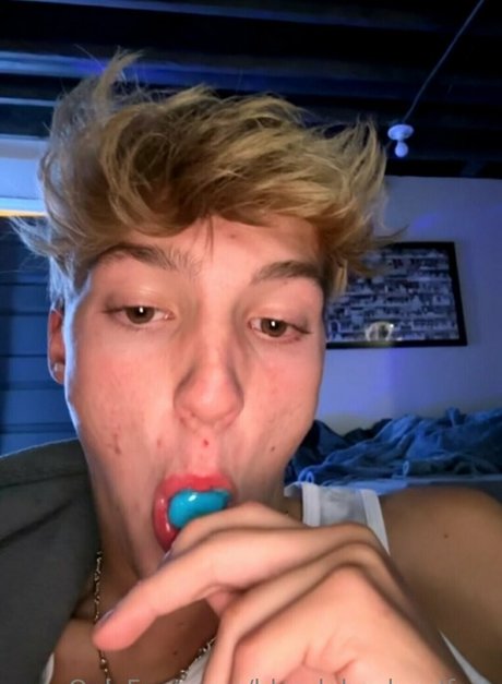 blondeboybradfree pretty star image