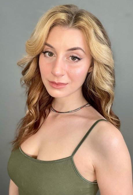 Ariane Kolet perfect model pics