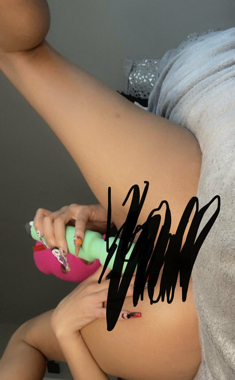 cutiewet beautiful model image