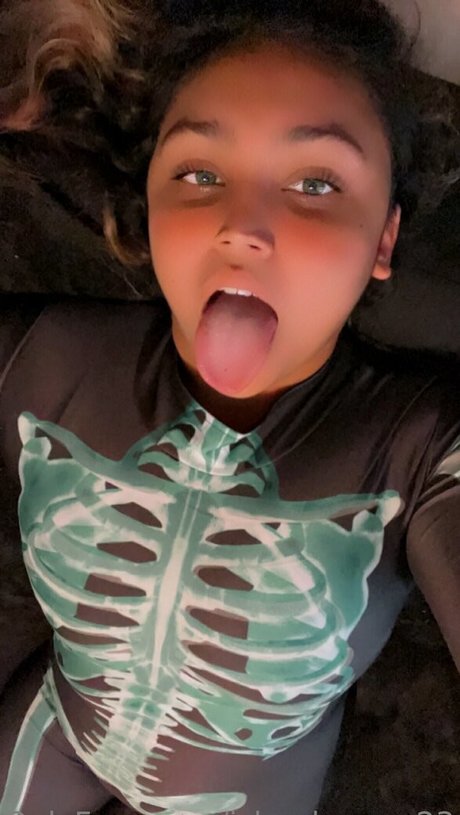 islandqueen23 pornstar naked image