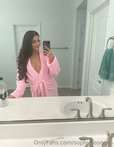 Sophialeonexo naked model images