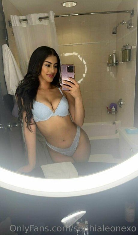 Sophialeonexo naked pornstar photos