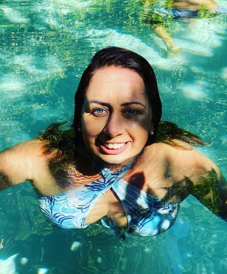 Francieli model top picture