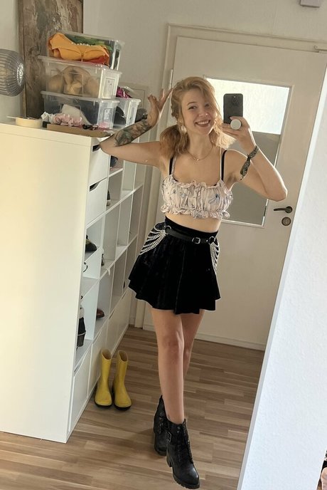 vleafnin hot model picture