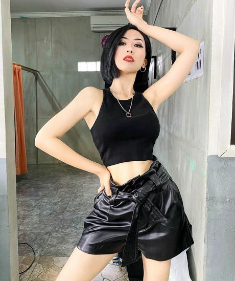 Larissa Rochefort star nudes photo