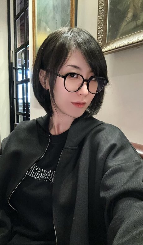 Larissa Rochefort pretty model galleries