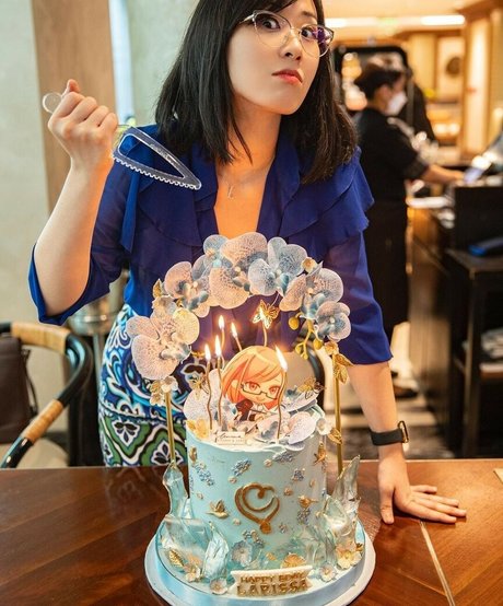 milf glasses onlyfans top picture