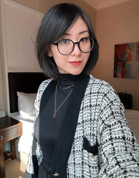 Larissa Rochefort hd star pics