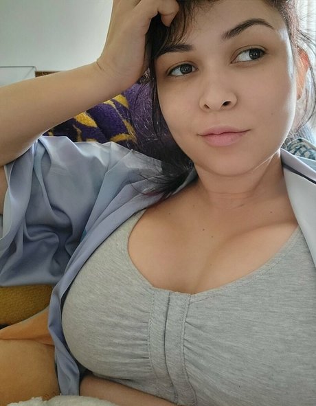 Pinksaltmoon model pretty img