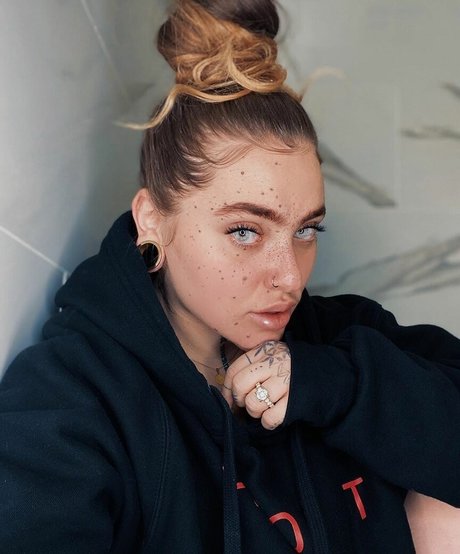 Brooklyn Nicolina model erotic img