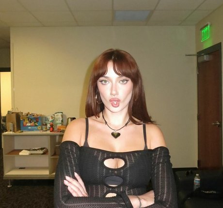 Olivia OBrien hot actress image