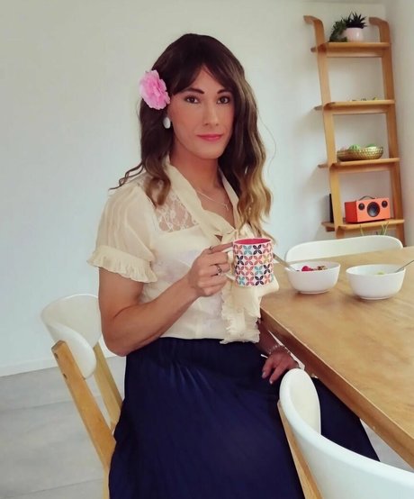 Jennifer London model img